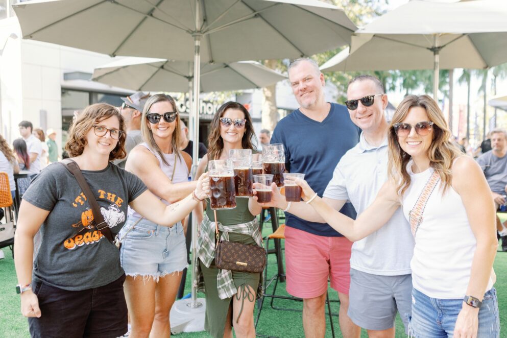 LN 2022 Oktoberfest Photo Group Cheers 1 993x662 1